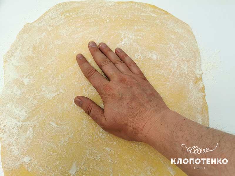 Раскатайте тесто