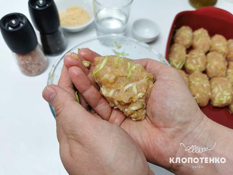 Сформируйте небольшие котлеты