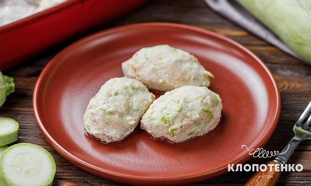 Курячі парові котлети з кабачком