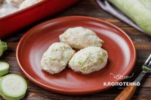 Курячі парові котлети з кабачком