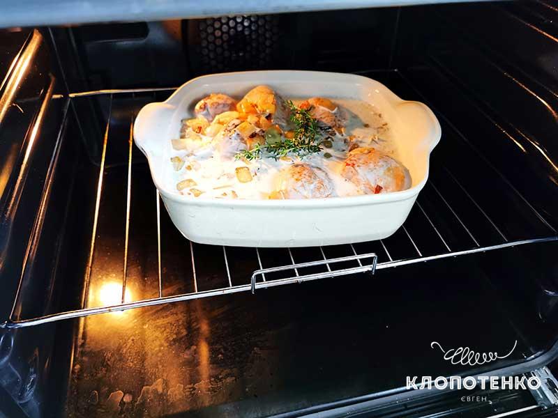 Запекайте куриные голени со сливочным соусом