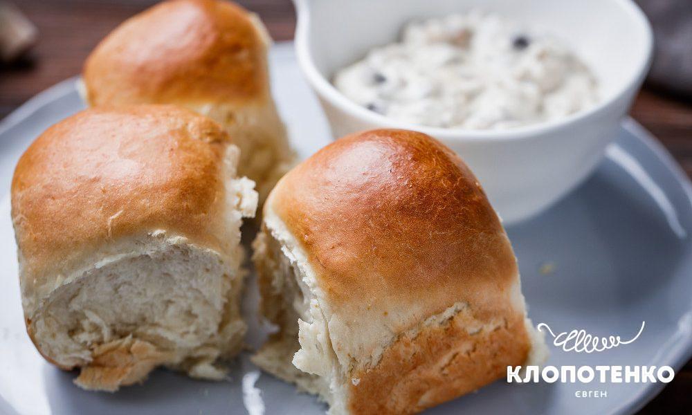 Pampushky (buns) with mushroom sauce
