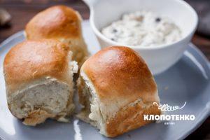 Pampushky (buns) with mushroom sauce