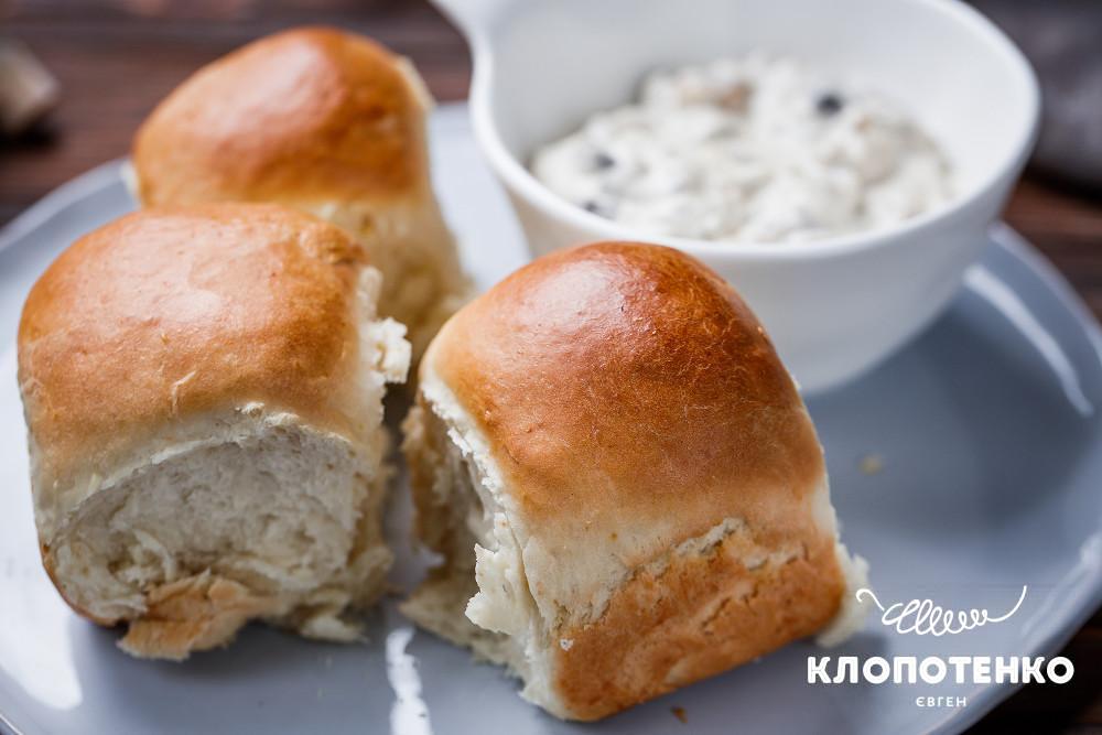 Pampushky (buns) with mushroom sauce