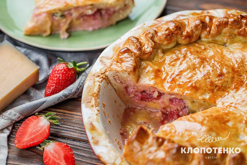 Пиріг з полуницею і сиром