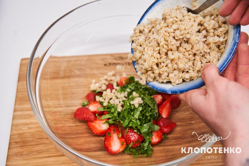 салат с перловкой и клубникой