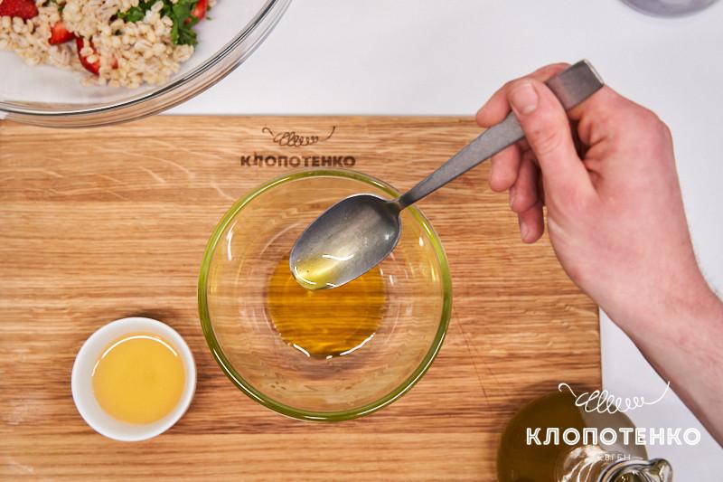 салат с клубникой и перловкой