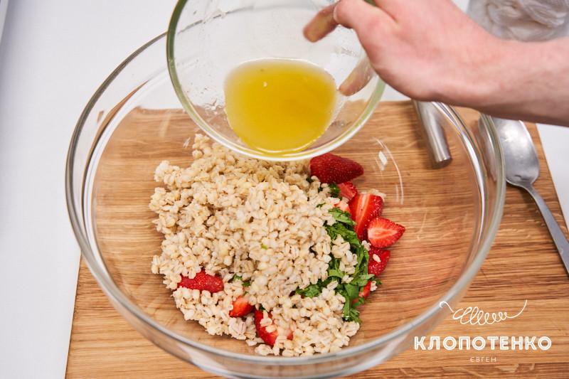 салат с клубникой и перловкой