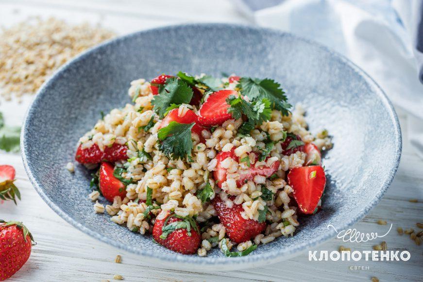салат с клубникой и перловкой