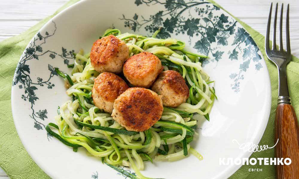 zucchini-spaghetti-with-chicken-cutlets