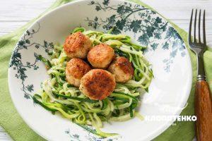 zucchini-spaghetti-with-chicken-cutlets