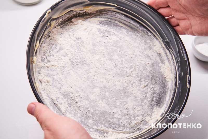 Форму смажьте маслом и присыпьте мукой