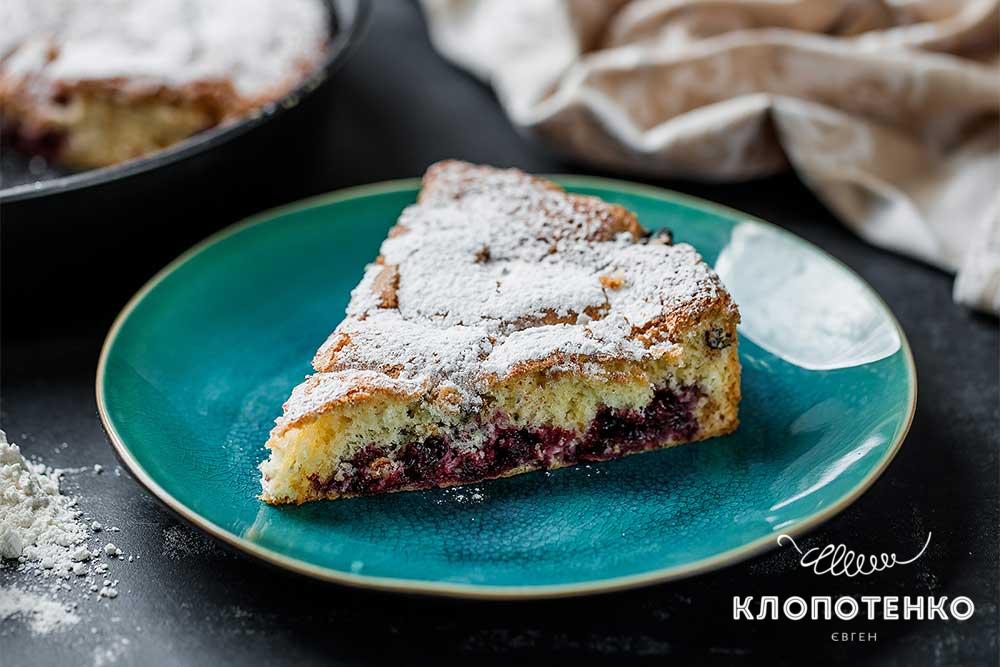 Бисквит с черной смородиной