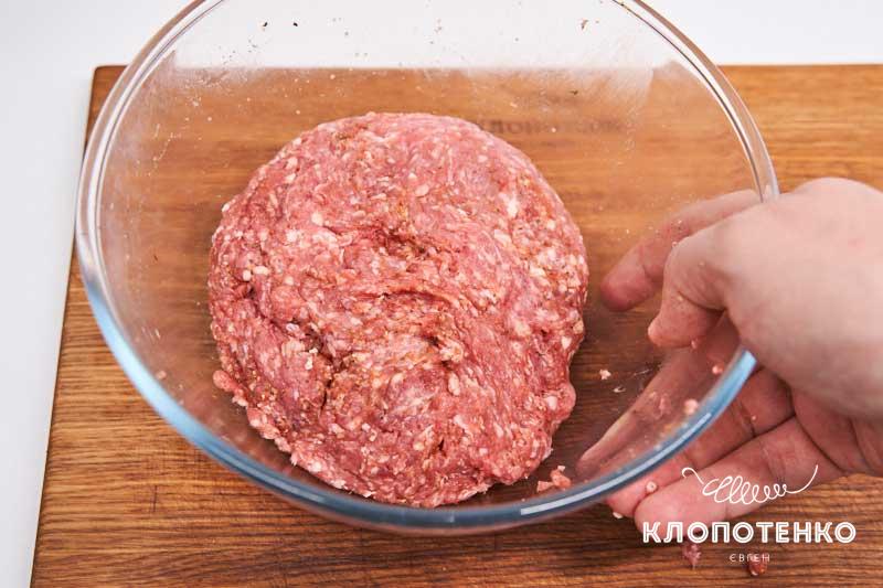 Тщательно перемешайте фарш