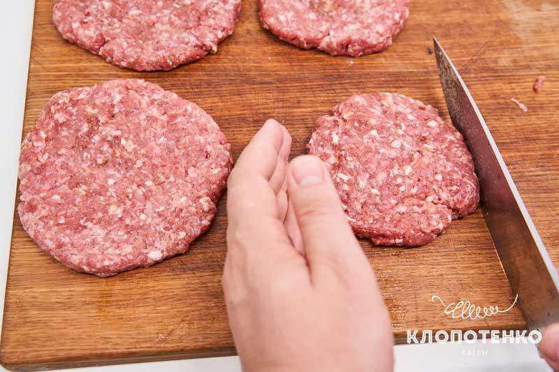 Сформируйте из фарша котлеты