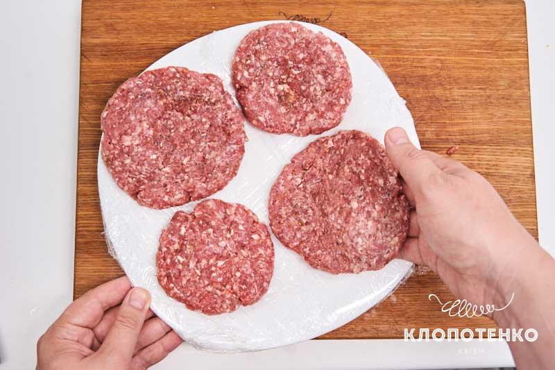 Віложите котлеті на тарелку и заморозьте