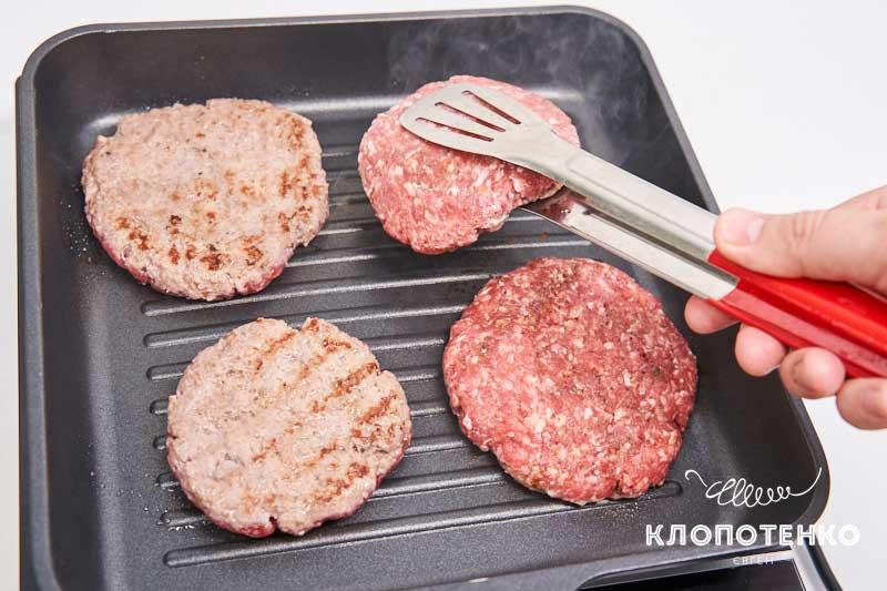 Поджарьте котлеты