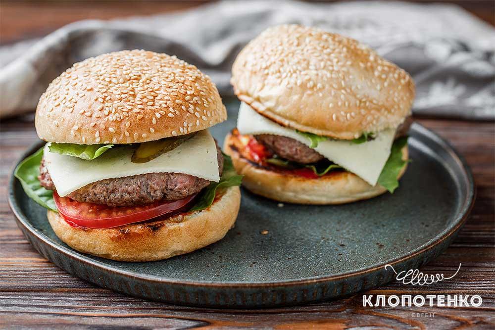 Бургер з яловичою котлетою