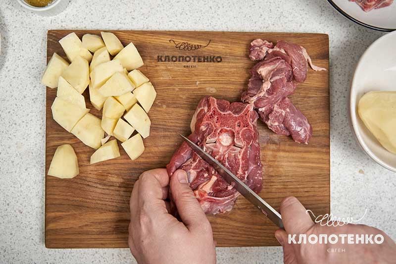 Нарежьте баранину и картофель