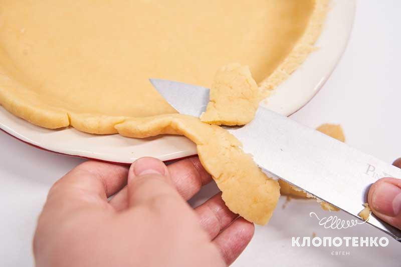 Подрежьте края теста ножом