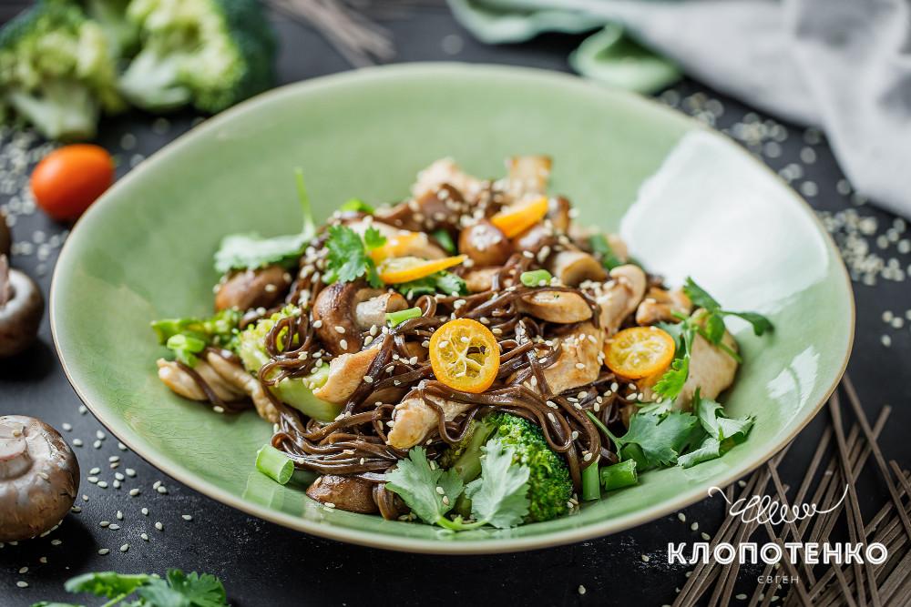 Рецепт гречаної локшини з куркою й овочами