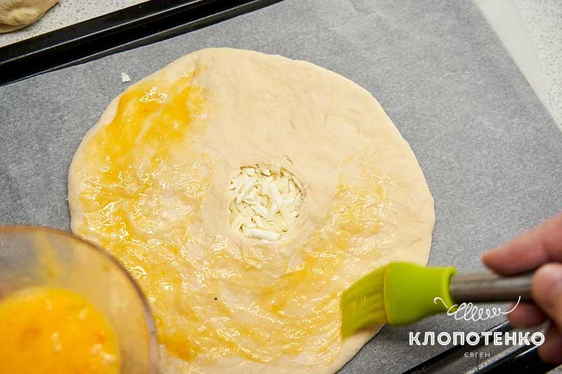 Смажьте яичным желтком