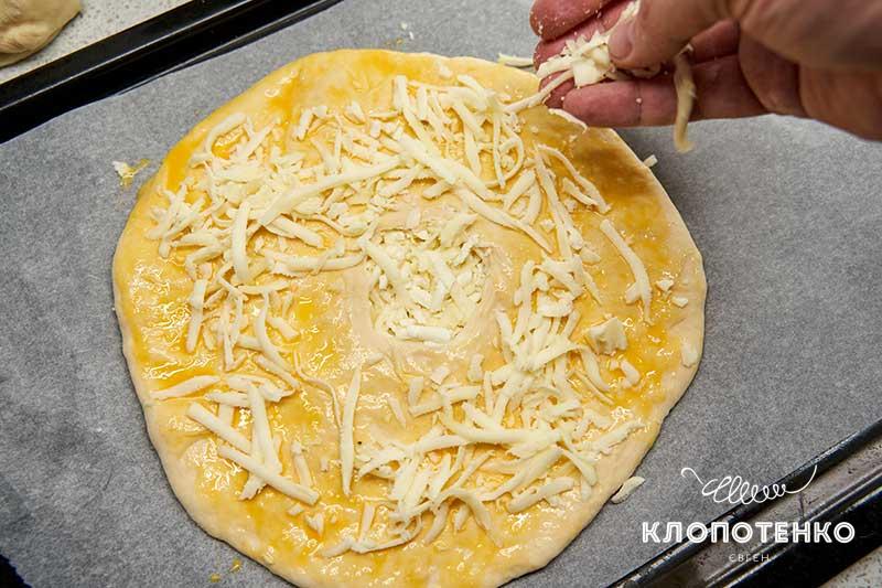 Посыпьте оставшимся сулугуни