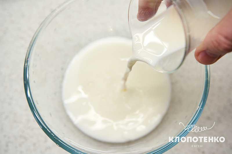 Соедините молоко и воду