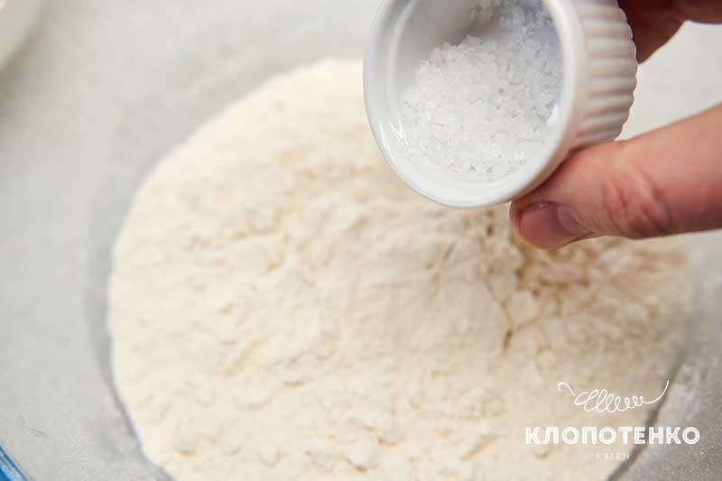 Соедините муку с солью