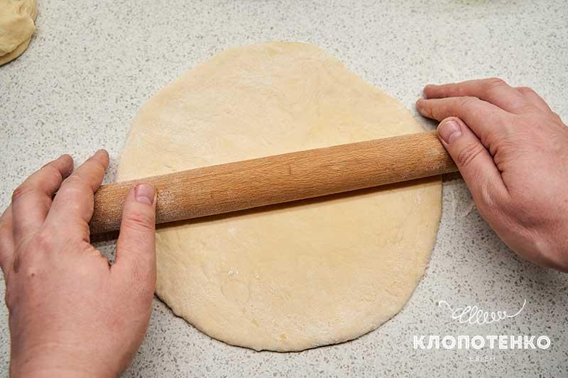 Раскатайте тесто