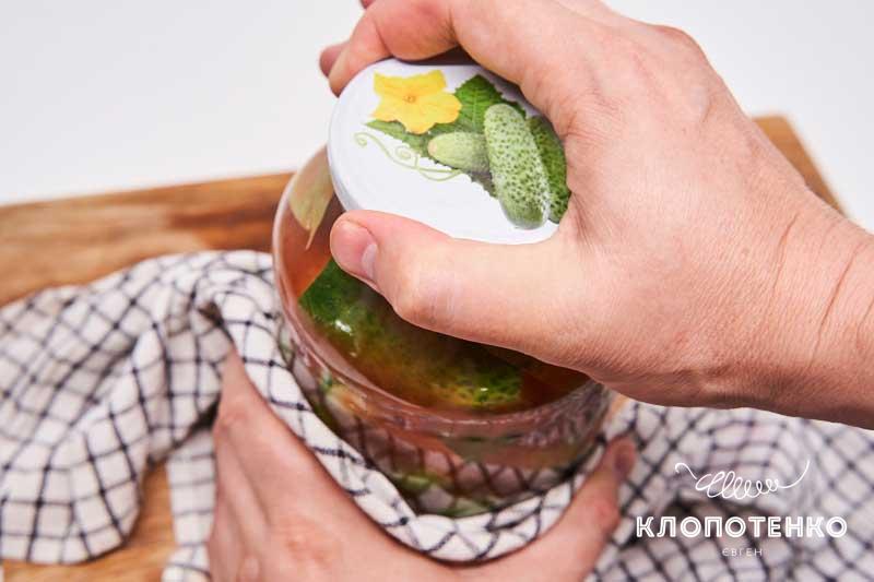 Закройте крышками
