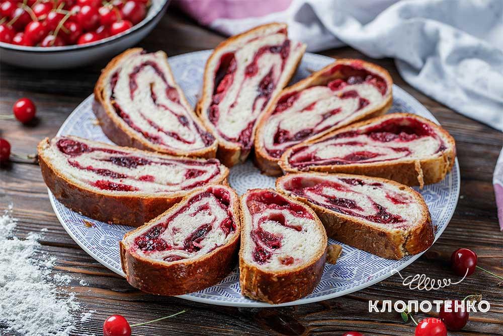 Рулет с вишней