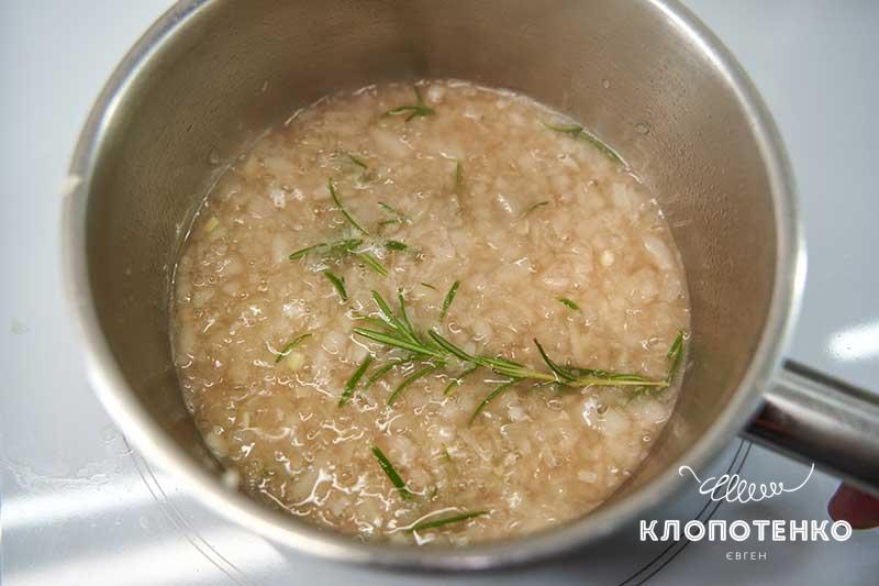 Добавьте розмарин и тушите