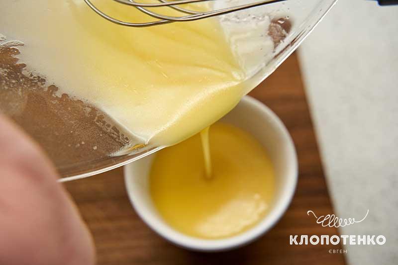 Перелейте готовый соус в маленькую емкость