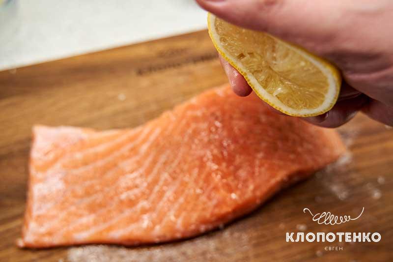 Полейте лимонным соком