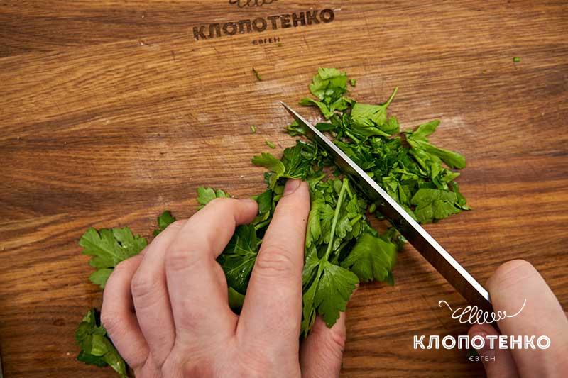 Нарежьте зелень