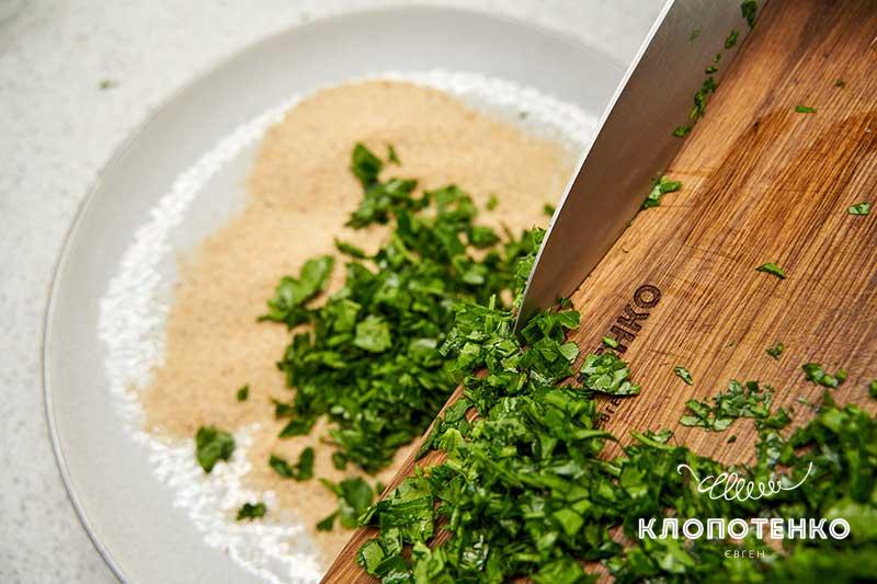 Смешайте зелень с сухарями