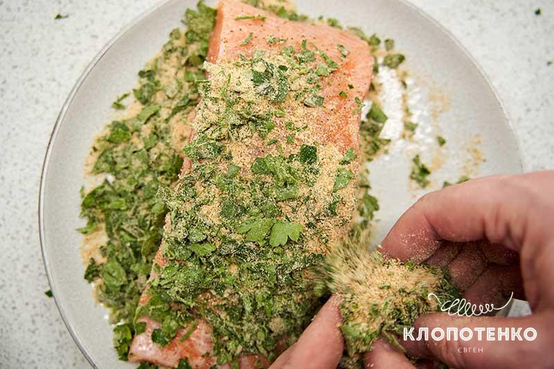 Опустите рыбу в смесь сухарей и петрушки