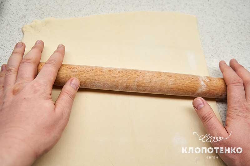 Раскатайте тесто
