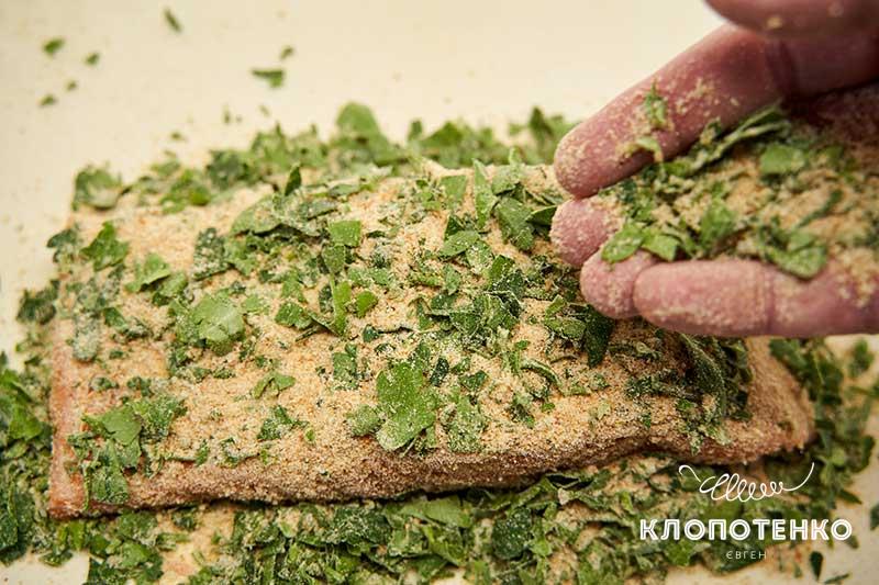 Сверху выложите рыбу и еще раз посыпьте сверху