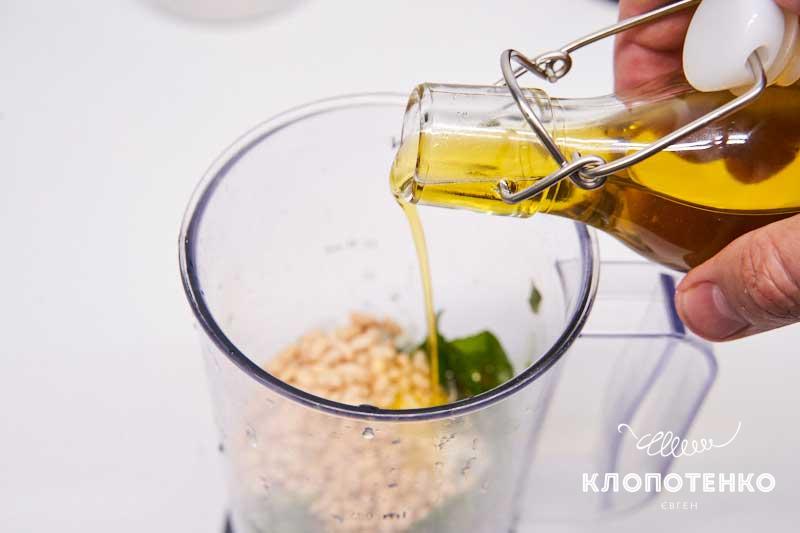 Влейте оливковое масло