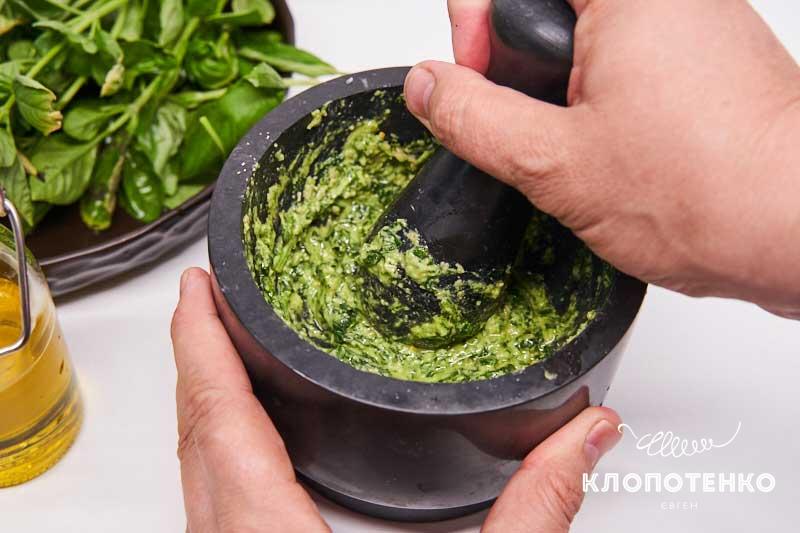 Растолките ингредиенты в ступке