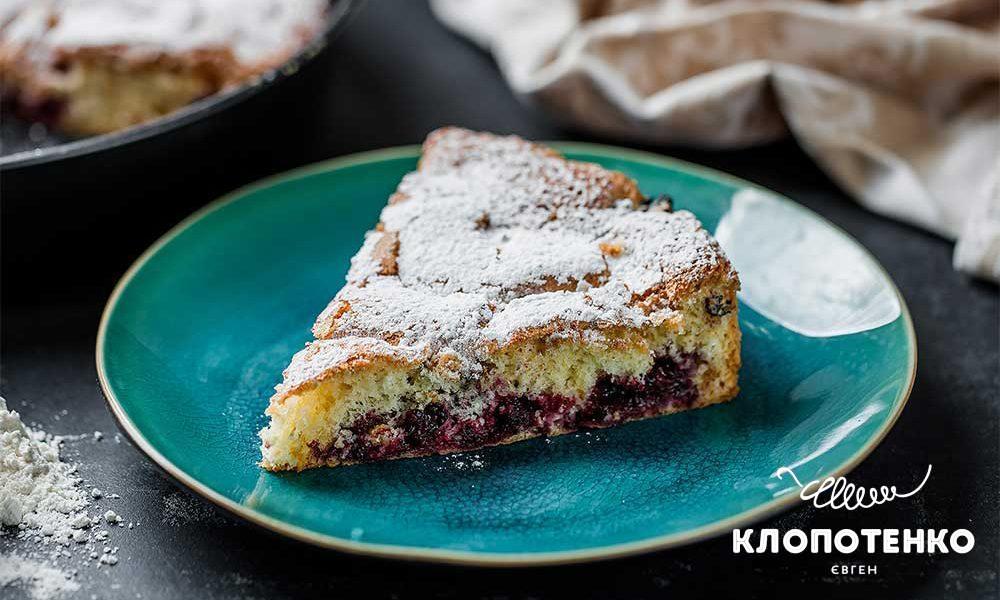 Sponge-cake-with-black-currants