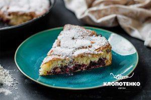 Sponge-cake-with-black-currants