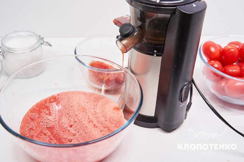 Выжмите томатный сок