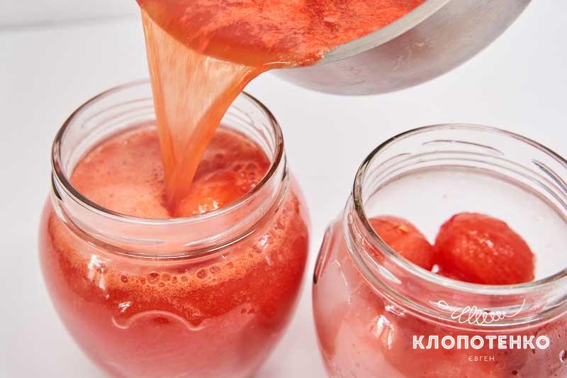 Залейте целые томаты соком