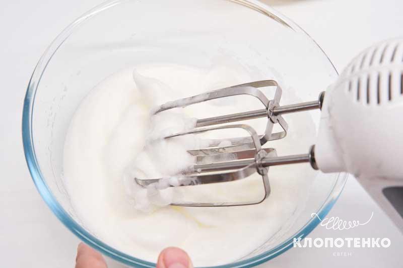 Яичные белки взбейте миксером