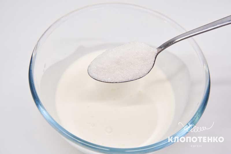 Смешайте сливки с сахаром