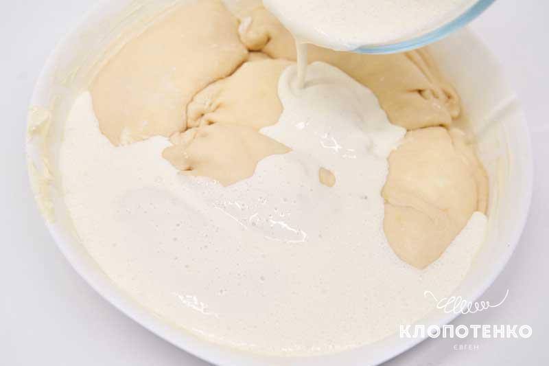 Залейте штрукли сливками