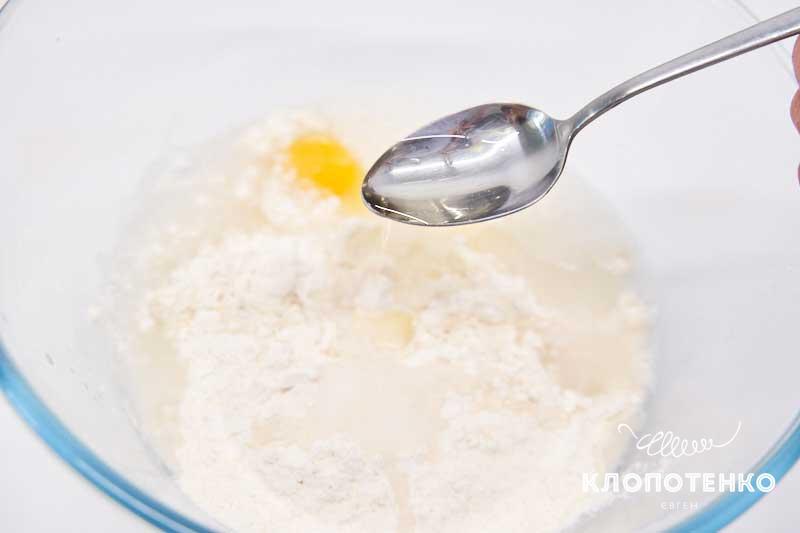 Смешайте ингредиенты для теста